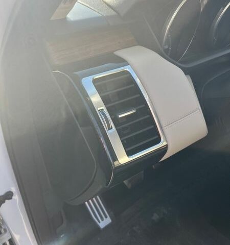 Білий Ленд Ровер Діскавері, об'ємом двигуна 3 л та пробігом 152 тис. км за 28300 $, фото 21 на Automoto.ua