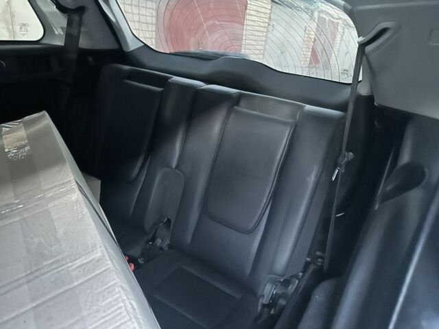 Білий Ленд Ровер Діскавері, об'ємом двигуна 2 л та пробігом 167 тис. км за 13800 $, фото 9 на Automoto.ua