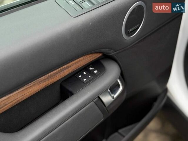 Білий Ленд Ровер Діскавері, об'ємом двигуна 3 л та пробігом 207 тис. км за 26400 $, фото 21 на Automoto.ua