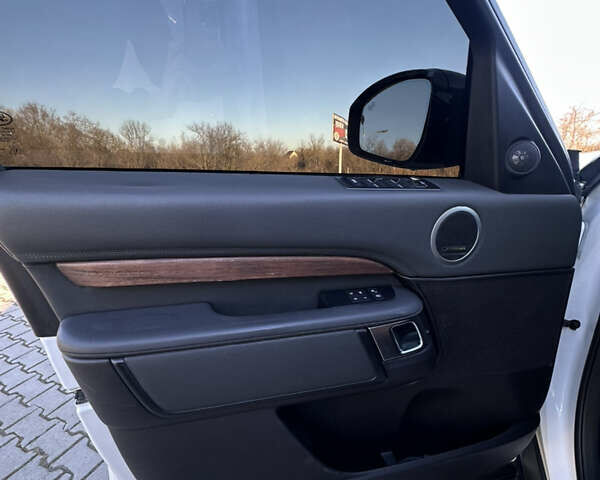 Білий Ленд Ровер Діскавері, об'ємом двигуна 3 л та пробігом 235 тис. км за 23950 $, фото 20 на Automoto.ua