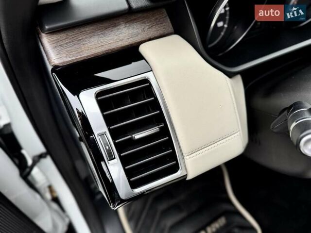 Білий Ленд Ровер Діскавері, об'ємом двигуна 2.99 л та пробігом 115 тис. км за 29800 $, фото 57 на Automoto.ua