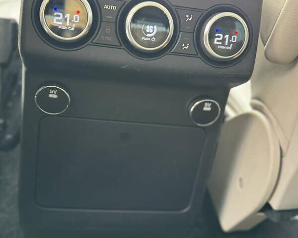 Білий Ленд Ровер Діскавері, об'ємом двигуна 3 л та пробігом 94 тис. км за 39000 $, фото 17 на Automoto.ua