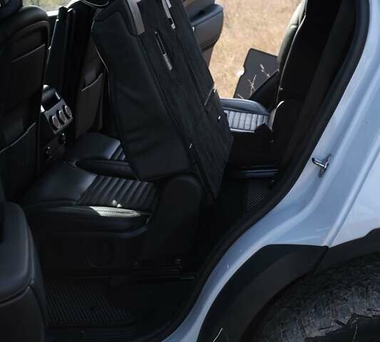 Білий Ленд Ровер Діскавері, об'ємом двигуна 3 л та пробігом 156 тис. км за 33000 $, фото 33 на Automoto.ua