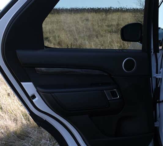 Білий Ленд Ровер Діскавері, об'ємом двигуна 3 л та пробігом 156 тис. км за 33000 $, фото 22 на Automoto.ua