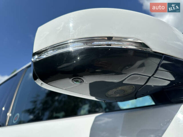 Білий Ленд Ровер Діскавері, об'ємом двигуна 3 л та пробігом 73 тис. км за 35600 $, фото 10 на Automoto.ua