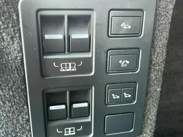 Білий Ленд Ровер Діскавері, об'ємом двигуна 3 л та пробігом 114 тис. км за 39000 $, фото 17 на Automoto.ua