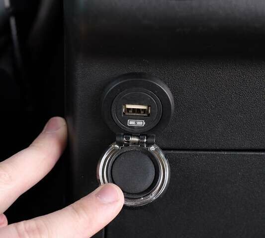 Білий Ленд Ровер Діскавері, об'ємом двигуна 3 л та пробігом 156 тис. км за 33000 $, фото 26 на Automoto.ua