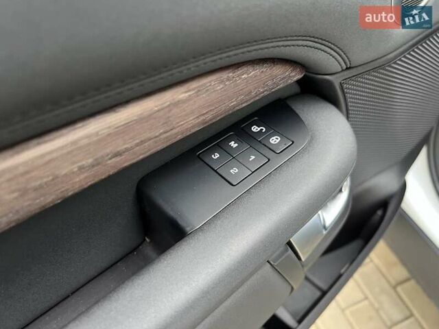 Білий Ленд Ровер Діскавері, об'ємом двигуна 2.99 л та пробігом 155 тис. км за 36000 $, фото 11 на Automoto.ua