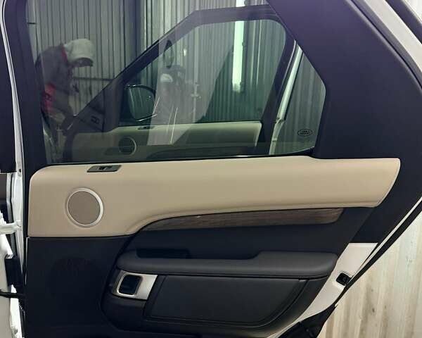 Білий Ленд Ровер Діскавері, об'ємом двигуна 3 л та пробігом 127 тис. км за 32000 $, фото 8 на Automoto.ua