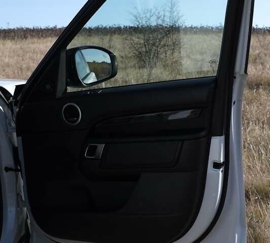 Білий Ленд Ровер Діскавері, об'ємом двигуна 3 л та пробігом 156 тис. км за 33000 $, фото 5 на Automoto.ua