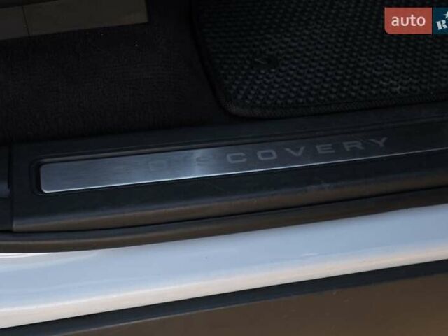 Білий Ленд Ровер Діскавері, об'ємом двигуна 3 л та пробігом 156 тис. км за 33000 $, фото 3 на Automoto.ua