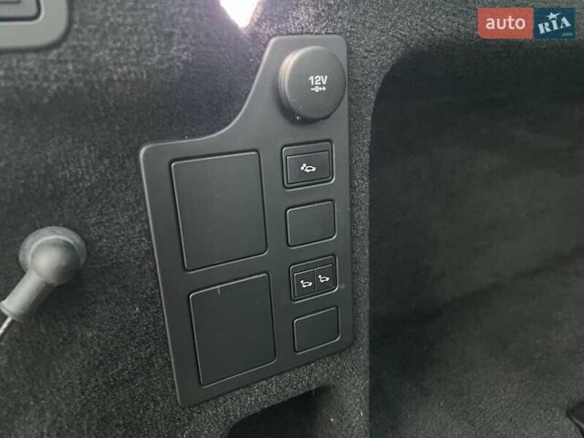 Білий Ленд Ровер Діскавері, об'ємом двигуна 2.99 л та пробігом 155 тис. км за 36000 $, фото 26 на Automoto.ua