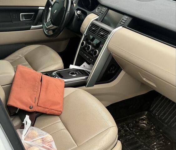 Білий Ленд Ровер Діскавері, об'ємом двигуна 2 л та пробігом 163 тис. км за 16999 $, фото 6 на Automoto.ua