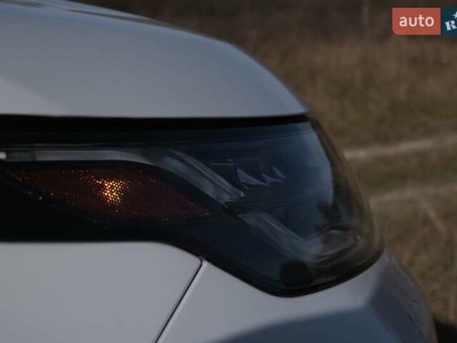 Білий Ленд Ровер Діскавері, об'ємом двигуна 3 л та пробігом 156 тис. км за 33000 $, фото 41 на Automoto.ua