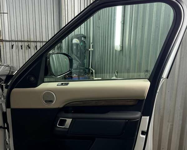 Білий Ленд Ровер Діскавері, об'ємом двигуна 3 л та пробігом 127 тис. км за 32000 $, фото 7 на Automoto.ua