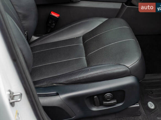 Белый Ленд Ровер Дискавери, объемом двигателя 2 л и пробегом 115 тыс. км за 35555 $, фото 35 на Automoto.ua