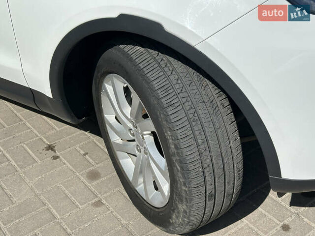 Білий Ленд Ровер Діскавері, об'ємом двигуна 3 л та пробігом 73 тис. км за 35600 $, фото 5 на Automoto.ua