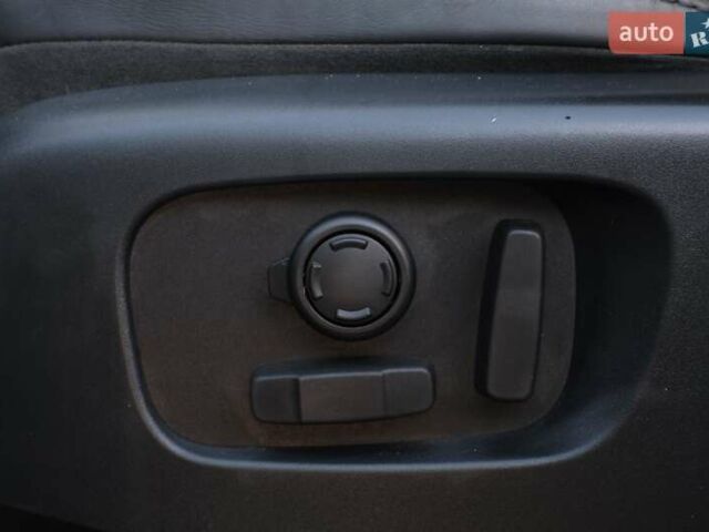 Білий Ленд Ровер Діскавері, об'ємом двигуна 3 л та пробігом 156 тис. км за 33000 $, фото 13 на Automoto.ua