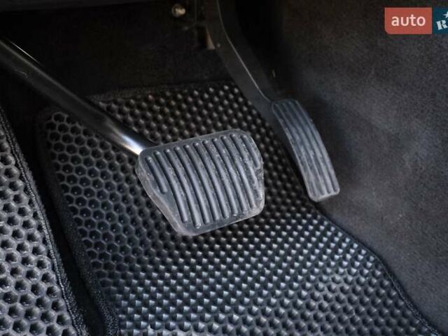 Білий Ленд Ровер Діскавері, об'ємом двигуна 3 л та пробігом 156 тис. км за 33000 $, фото 19 на Automoto.ua