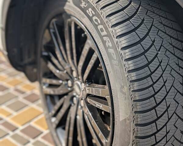 Білий Ленд Ровер Діскавері, об'ємом двигуна 2.99 л та пробігом 99 тис. км за 42500 $, фото 73 на Automoto.ua