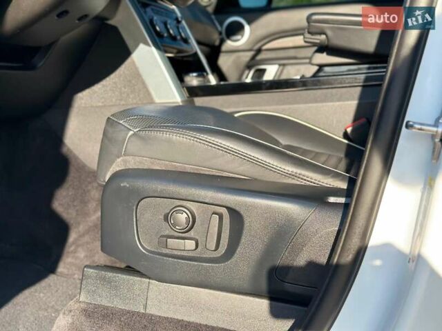 Білий Ленд Ровер Діскавері, об'ємом двигуна 3 л та пробігом 99 тис. км за 44500 $, фото 22 на Automoto.ua