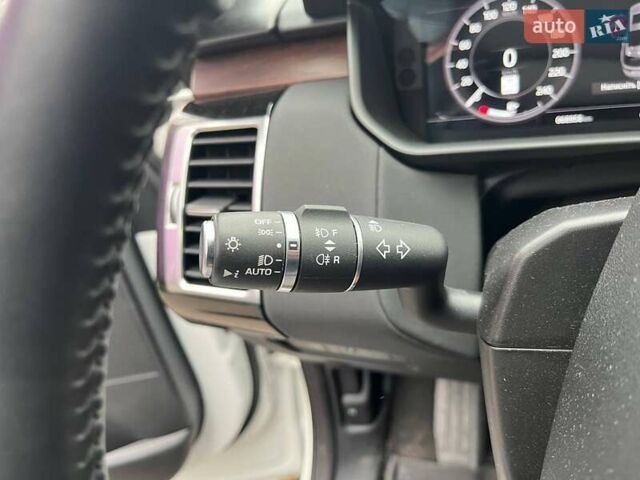 Білий Ленд Ровер Діскавері, об'ємом двигуна 3 л та пробігом 68 тис. км за 45990 $, фото 18 на Automoto.ua