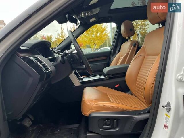 Білий Ленд Ровер Діскавері, об'ємом двигуна 3 л та пробігом 68 тис. км за 45990 $, фото 7 на Automoto.ua