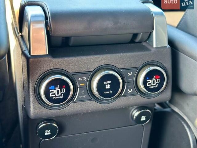 Білий Ленд Ровер Діскавері, об'ємом двигуна 3 л та пробігом 99 тис. км за 39500 $, фото 35 на Automoto.ua