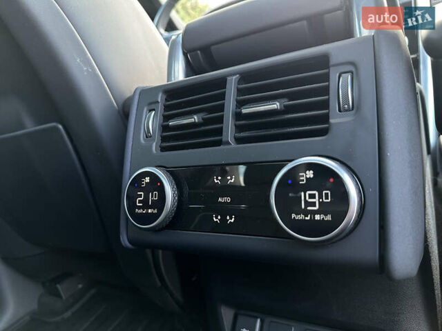 Білий Ленд Ровер Діскавері, об'ємом двигуна 3 л та пробігом 44 тис. км за 59600 $, фото 10 на Automoto.ua