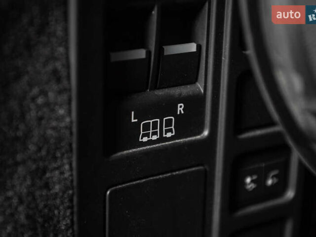 Белый Ленд Ровер Дискавери, объемом двигателя 2 л и пробегом 27 тыс. км за 53000 $, фото 21 на Automoto.ua