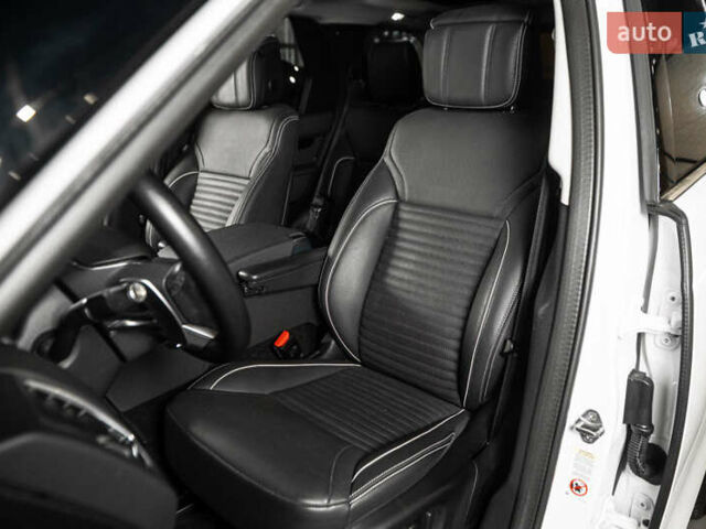 Белый Ленд Ровер Дискавери, объемом двигателя 2 л и пробегом 27 тыс. км за 53000 $, фото 9 на Automoto.ua