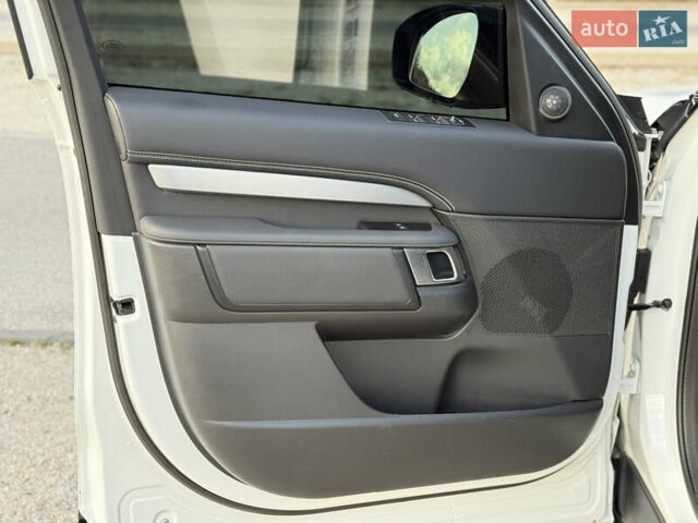 Білий Ленд Ровер Діскавері, об'ємом двигуна 3 л та пробігом 116 тис. км за 67500 $, фото 13 на Automoto.ua