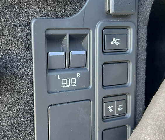 Бежевий Ленд Ровер Діскавері, об'ємом двигуна 3 л та пробігом 155 тис. км за 39900 $, фото 4 на Automoto.ua