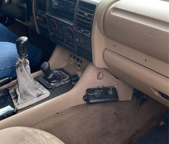 Черный Ленд Ровер Дискавери, объемом двигателя 2.5 л и пробегом 388 тыс. км за 4500 $, фото 4 на Automoto.ua