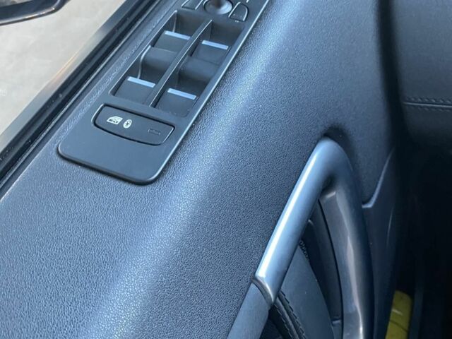 Черный Ленд Ровер Дискавери, объемом двигателя 2 л и пробегом 218 тыс. км за 19000 $, фото 8 на Automoto.ua