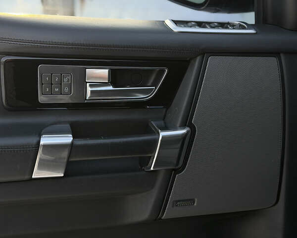 Чорний Ленд Ровер Діскавері, об'ємом двигуна 3 л та пробігом 158 тис. км за 22000 $, фото 18 на Automoto.ua