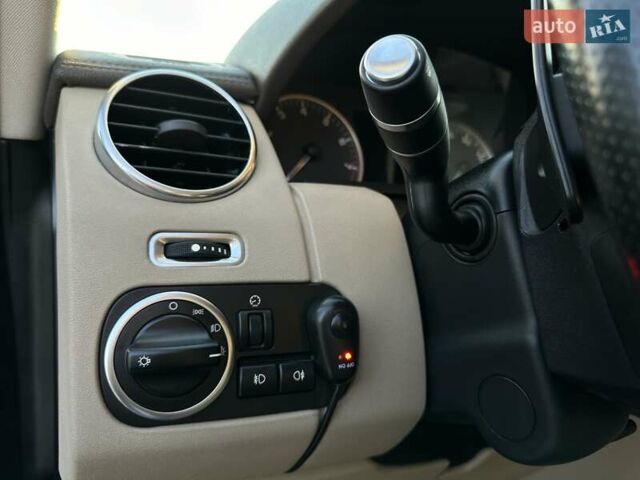 Красный Ленд Ровер Дискавери, объемом двигателя 3 л и пробегом 121 тыс. км за 22950 $, фото 25 на Automoto.ua