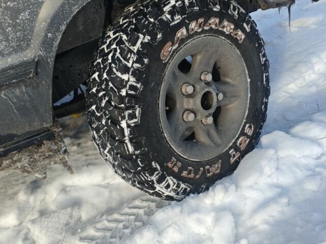 Серый Ленд Ровер Дискавери, объемом двигателя 2.5 л и пробегом 200 тыс. км за 8500 $, фото 2 на Automoto.ua