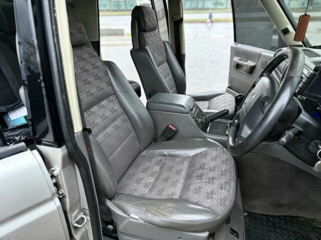 Серый Ленд Ровер Дискавери, объемом двигателя 2.5 л и пробегом 205 тыс. км за 4200 $, фото 12 на Automoto.ua