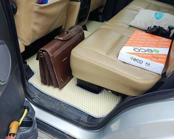 Сірий Ленд Ровер Діскавері, об'ємом двигуна 3 л та пробігом 428 тис. км за 11000 $, фото 7 на Automoto.ua