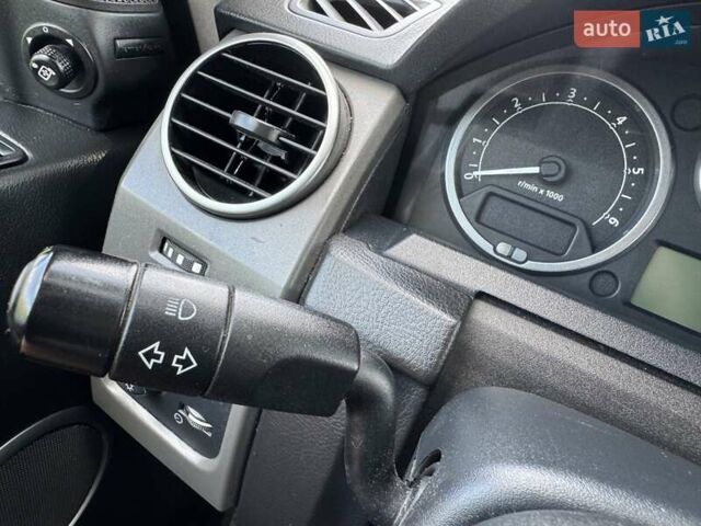 Сірий Ленд Ровер Діскавері, об'ємом двигуна 2.72 л та пробігом 237 тис. км за 7999 $, фото 23 на Automoto.ua