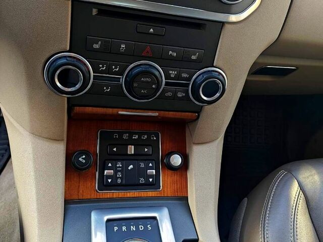 Серый Ленд Ровер Дискавери, объемом двигателя 3 л и пробегом 17700 тыс. км за 24500 $, фото 10 на Automoto.ua