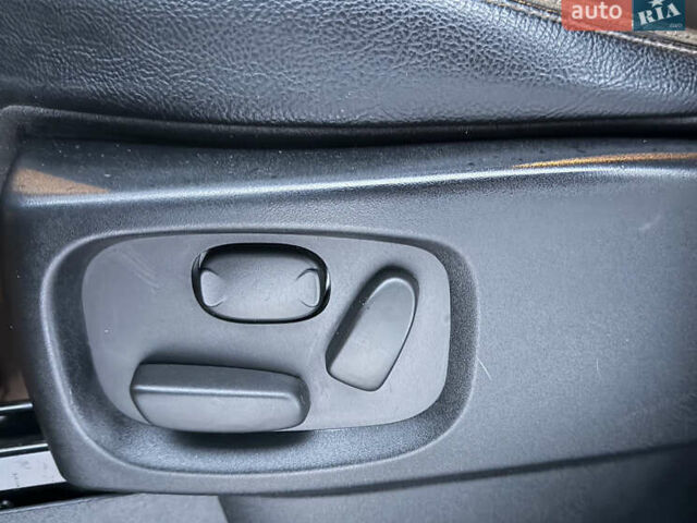 Серый Ленд Ровер Дискавери, объемом двигателя 3 л и пробегом 269 тыс. км за 26500 $, фото 36 на Automoto.ua