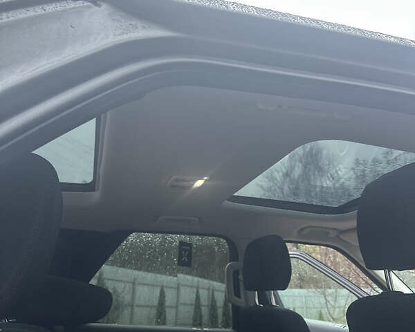 Серый Ленд Ровер Дискавери, объемом двигателя 2 л и пробегом 179 тыс. км за 29000 $, фото 17 на Automoto.ua