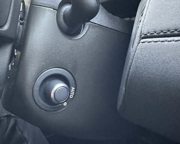 Серый Ленд Ровер Дискавери, объемом двигателя 2.99 л и пробегом 200 тыс. км за 27000 $, фото 68 на Automoto.ua