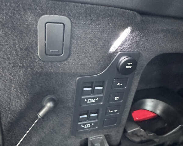 Сірий Ленд Ровер Діскавері, об'ємом двигуна 2 л та пробігом 93 тис. км за 28750 $, фото 61 на Automoto.ua