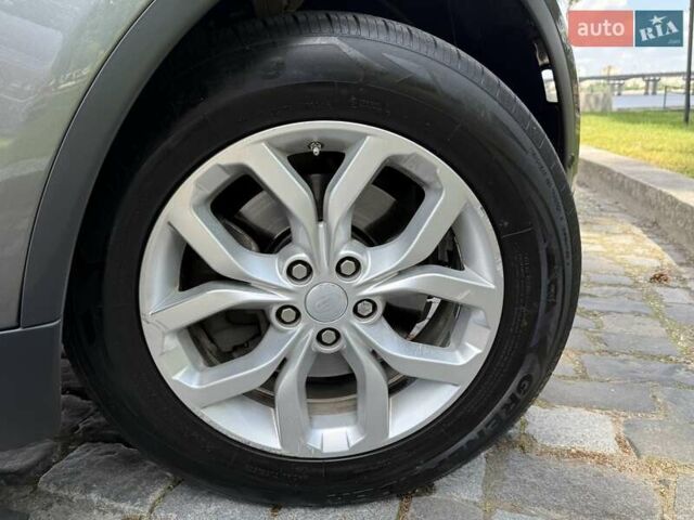 Сірий Ленд Ровер Діскавері, об'ємом двигуна 2 л та пробігом 124 тис. км за 28777 $, фото 39 на Automoto.ua