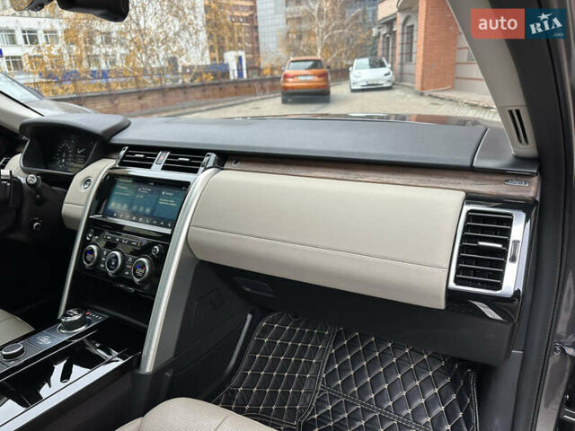 Серый Ленд Ровер Дискавери, объемом двигателя 3 л и пробегом 52 тыс. км за 39500 $, фото 111 на Automoto.ua