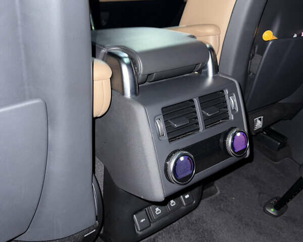 Серый Ленд Ровер Дискавери, объемом двигателя 3 л и пробегом 73 тыс. км за 64000 $, фото 9 на Automoto.ua