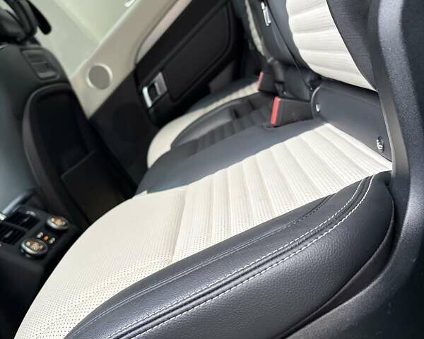 Серый Ленд Ровер Дискавери, объемом двигателя 2 л и пробегом 60 тыс. км за 55200 $, фото 16 на Automoto.ua